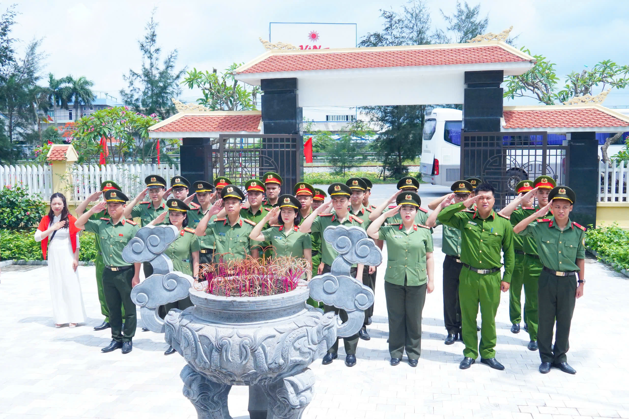 Ban Thanh niên, Ban Phụ nữ, Ban Công đoàn - CATP: Dâng hương, tưởng niệm tại Khu di tích Bác Hồ ở phường Ái Quốc